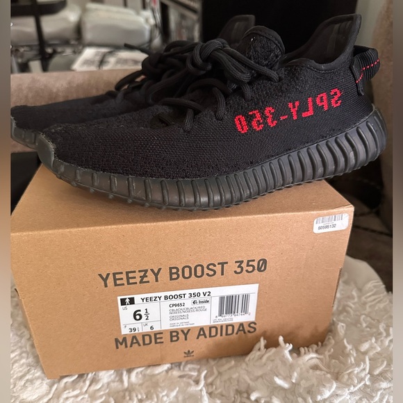 !!SOLD!!Adidas Yeezy Boost 350 V2 CBlack/CBlack/Red - Picture 5 of 9